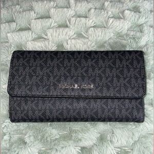 NWOT Michael Kors Jetset Travel Large Trifold Wallet